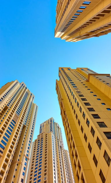 Perspectiva de las viviendas modernas contra el cielo azul
