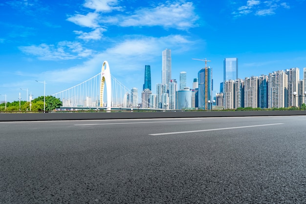 Perspectivas de autopista, pavimento asfáltico, edificio comercial de la ciudad