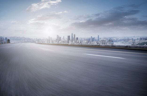 Perspectivas de autopista, pavimento asfáltico, edificio comercial de la ciudad