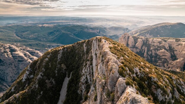 Foto perspectivas elevadas droning acima do pico de boro olhando para o reservatório de fragineto e vadiello