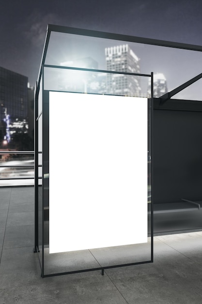Perspektive auf Außenwerbung mit leerem weißen Plakat mit Platz für Ihr Logo oder Text auf Glas Bushalte Wand in der Nacht Stadtstraße 3D-Rendering-Mockup