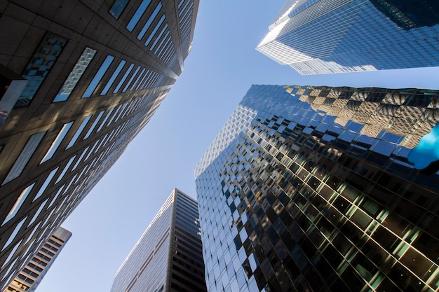 Perspektive auf moderne Bürogebäude im Finanzviertel bei Sonnenuntergang Immobilien und Erfolgskonzept USA