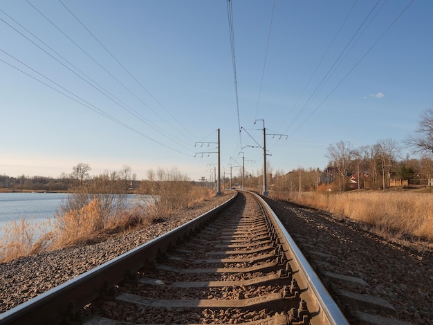 Perspektive der abgerundeten Schienen Bahngleis dreht und windet sich zwischen unscharfen Hügeln Hintergrund Leeres Runden und Wenden eingleisig von Eisenbahnen Leeres Bahngleis eingleisig