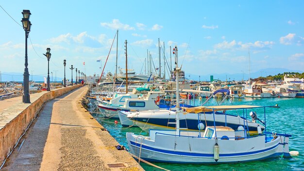 Perspektive der Pier mit festgemachten Fischerbooten im Hafen der Stadt Ägina, Insel Ägina, Griechenland