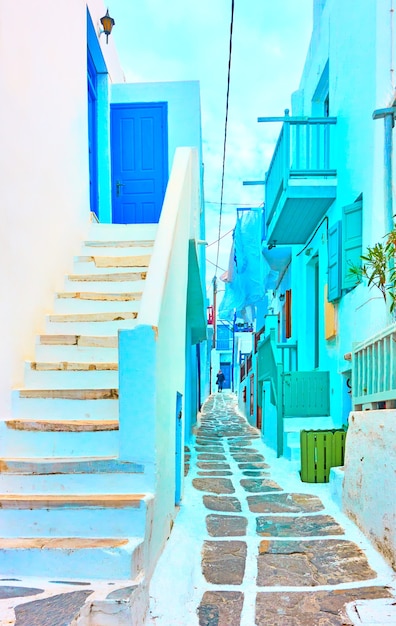 Perspektive der Straße mit kleinen weiß getünchten Häusern in Mykonos-Stadt, Griechenland