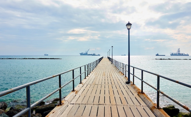 Perspektive des langen gehenden Piers am Meer in Limassol, Zypern - Landschaft