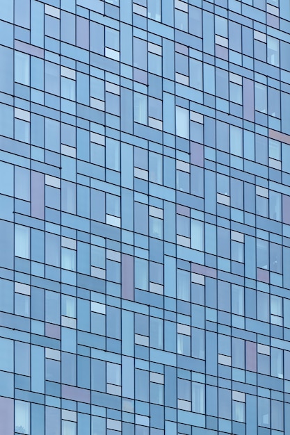 Perspektive des modernen Industriegebäudes der Wand. Abstrakter moderner Gebäudehintergrund für Design. Geometrie Glasarchitektur eines modernen Gebäudes. Die Textur der Fenster des Gebäudes