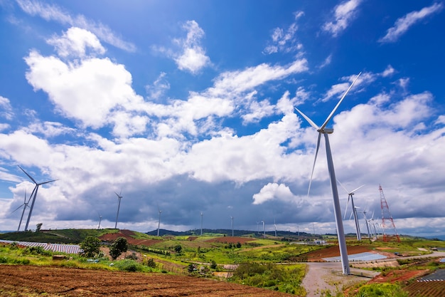 Foto perspektivenansicht der windkraftanlage im ländlichen von thailand.