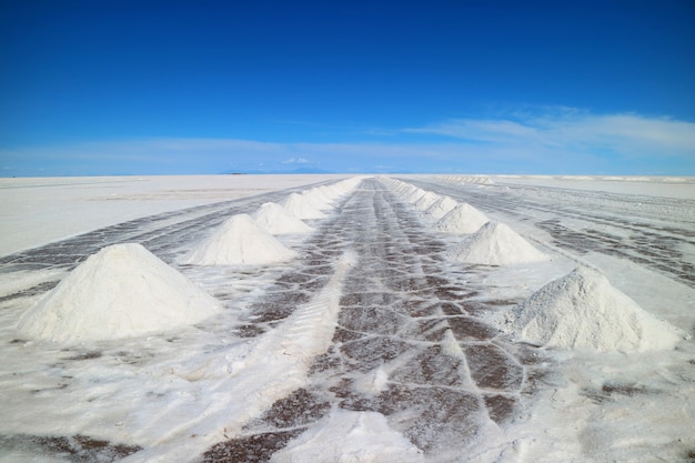 Perspektivenansicht des Trocknens von Salzstapeln auf Uyuni-Salinen oder Salar de Uyuni, Bolivien