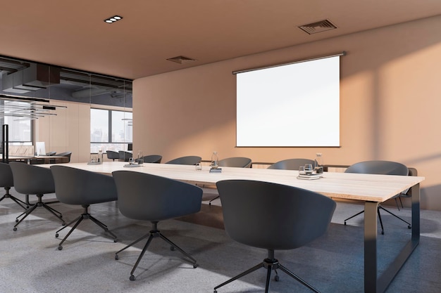 Perspektivische Ansicht auf leerer weißer Projektionsleinwand mit Platz für Ihr Logo oder Text auf heller Wand im sonnendurchfluteten Konferenzraum mit hölzernem Besprechungstisch und grauen Stühlen um 3D-Rendering-Attrappe