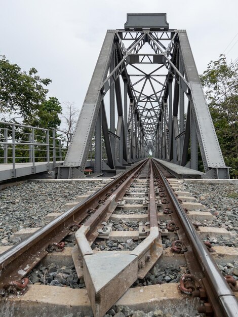 Foto perspektivische ansicht der eisenbahnbrücke aus stahl