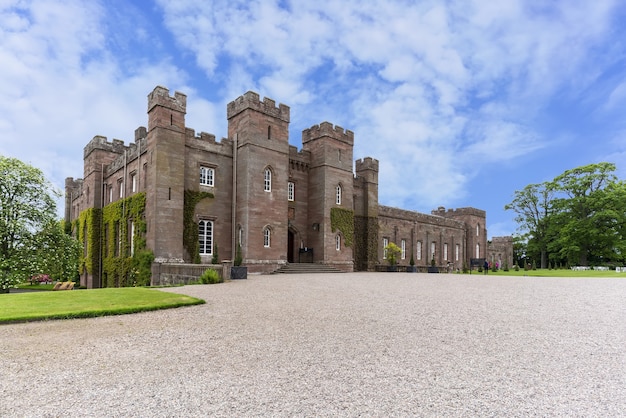 Perth, Escocia - 25 de mayo de 2019: Scone Palace construido de piedra arenisca roja con un techo almenado, es uno de los mejores ejemplos del estilo gótico georgiano tardío en Escocia