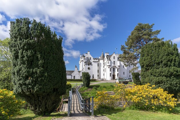 Perthshire, Escocia - 24 de mayo de 2019: El elegante castillo blanco de Blair se encuentra cerca del pueblo de Blair Atholl, una de las atracciones más turísticas de las Tierras Altas de Escocia.