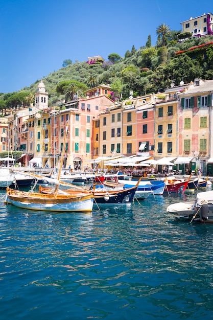 Perto da área de Cinque Terre, Portofino é uma das cidades mais bonitas e elegantes.