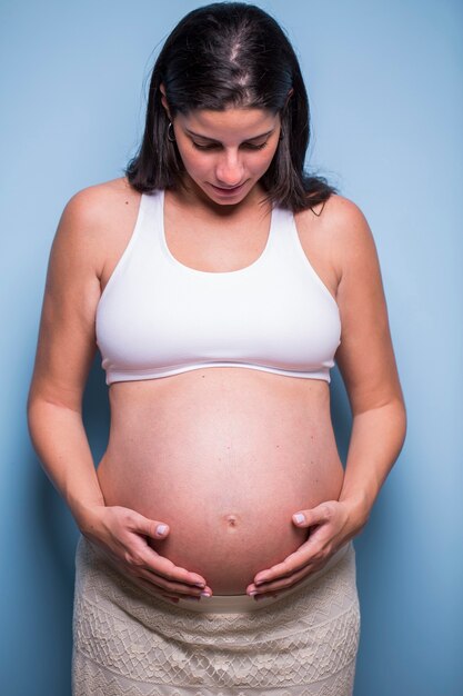 Foto perto da barriga de grávida.