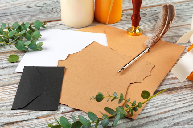 Perto da carta de Natal escrita em papel amarelo em fundo de madeira com enfeites