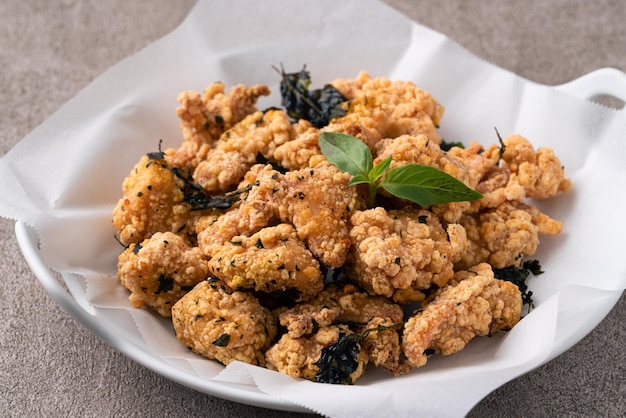 Perto da deliciosa comida de frango com pipoca frita em Taiwan para a famosa iguaria de comida de rua do mercado noturno.