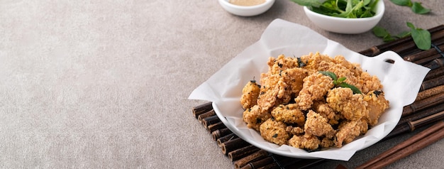 Perto da deliciosa comida de frango com pipoca frita em Taiwan para a famosa iguaria de comida de rua do mercado noturno.