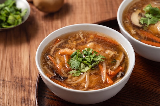 Perto da deliciosa sopa tradicional espessa com bola de carne de camarão e legumes em Taiwan.