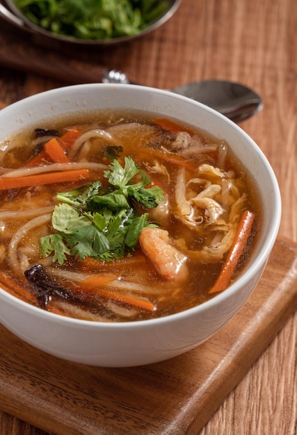 Perto da deliciosa sopa tradicional espessa com bola de carne de camarão e legumes em Taiwan.