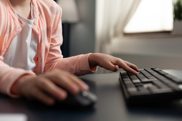 Perto da mão do aluno digitando no teclado do computador