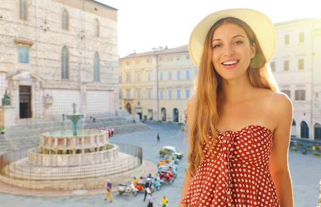 Perto da menina feliz da moda viajando na Itália. Mulher bonita, visitando a velha cidade medieval de Perugia, Itália.