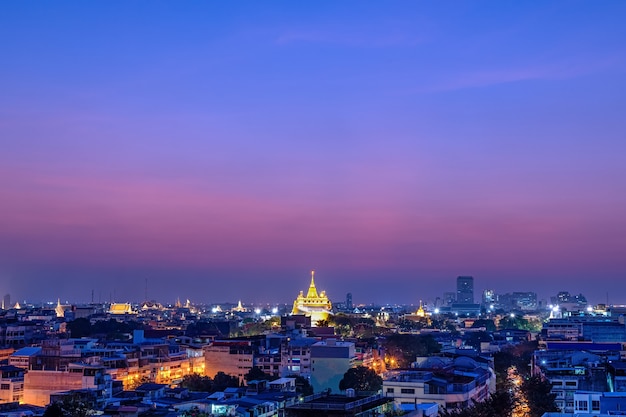 Perto da montanha dourada em Bangkok com o pôr do sol