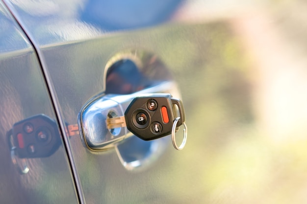 Perto da porta do carro com a chave saindo da fechadura