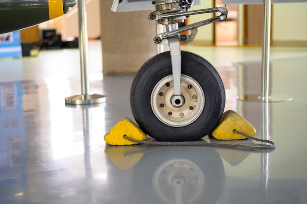 Perto da roda do avião em um campo de aviação