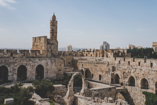 Perto da torre de davi e das antigas muralhas da cidade de jerusalém contra o céu claro. antiga cidadela judaica na entrada da cidade velha de jerusalém. jerusalém, israel.