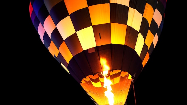 Perto de balão de ar quente com chama queimador brilhando à noite