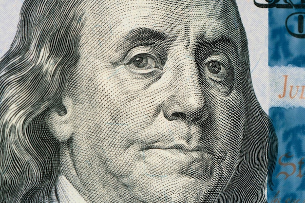 Perto de Benjamin Franklin, nota de cem dólares.