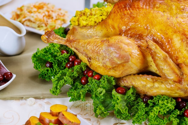 Perto de frango, decorado com couve e cranberry para o jantar de Natal. Conceito de feriado do ano novo.