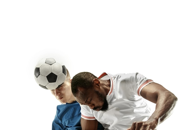 Perto de homens emocionais jogando futebol, acertando a bola com a cabeça isolada na parede branca. futebol, esporte, expressão facial, conceito de emoções humanas. copyspace. lute pelo gol.