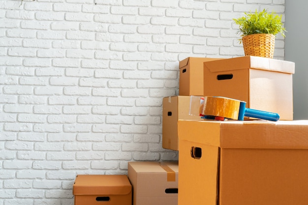 Perto de mover caixas de papelão em uma sala vazia