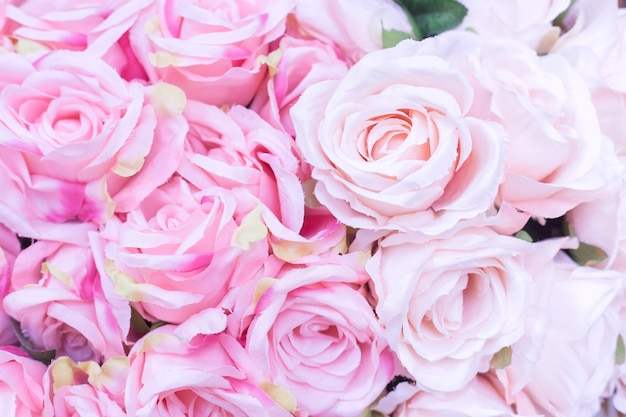 Perto de muitas rosas rosa pálido de tecido com fundo desfocado como conceito de dia dos namorados.