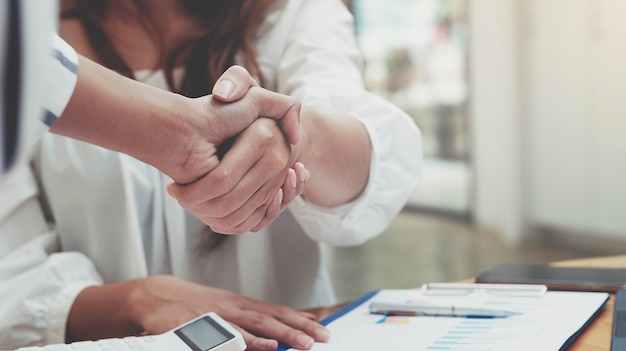 Perto de pessoas de negócios apertando as mãos, terminando reunião, etiqueta empresarial, parabéns, conceito de fusão e aquisição