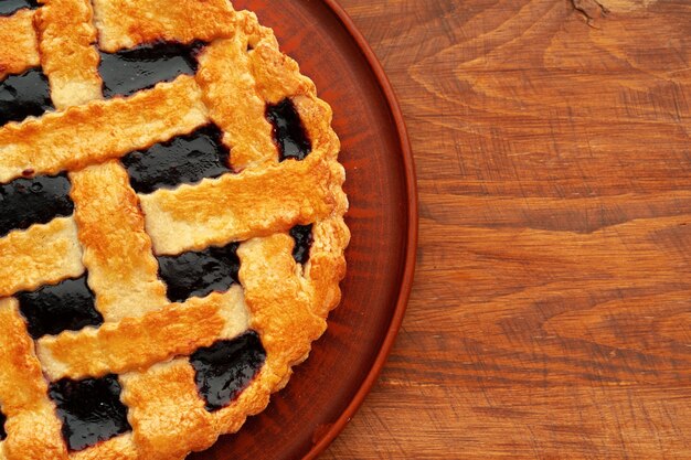 Perto de torta de torta doce de framboesa tradicional caseira de outono na mesa de madeira para o dia de Ação de Graças