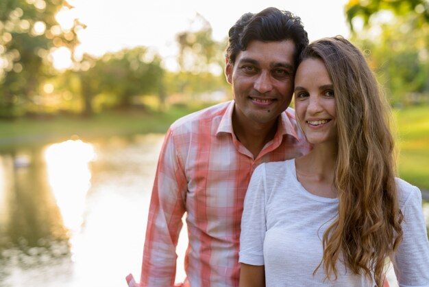 Perto de um casal multiétnico feliz sorrindo