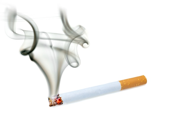 Perto de um cigarro com fumaça aparecendo em fundo branco