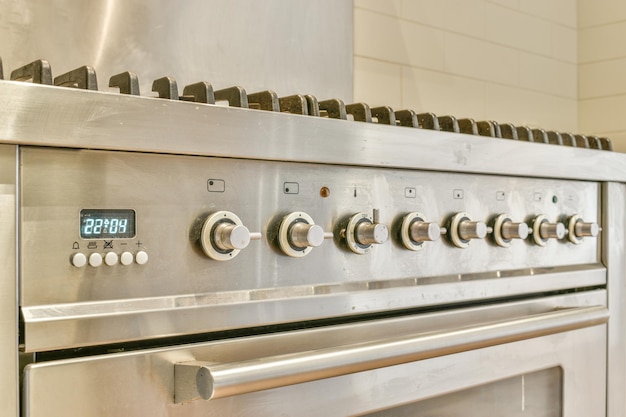 Perto de um elegante fogão a gás em uma cozinha