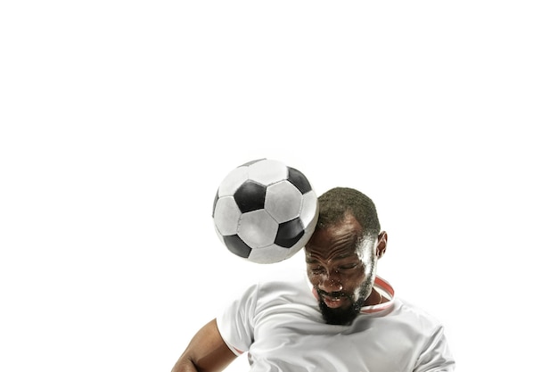 Perto de um homem emocional jogando futebol, acertando a bola com a cabeça em fundo branco isolado