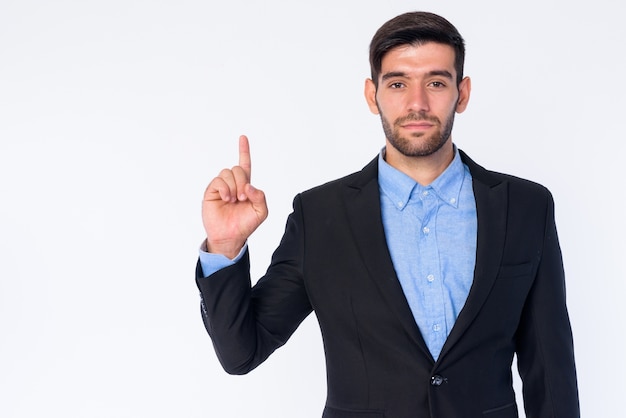 Foto perto de um jovem empresário persa barbudo bonito em um terno isolado