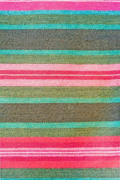 Perto de um lindo tapete multicolorido feito à mão e colorido