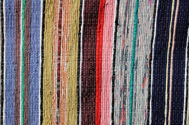 Perto de um lindo tapete multicolorido feito à mão e colorido