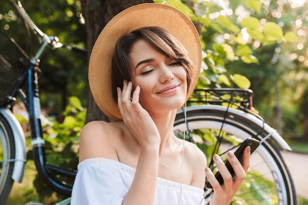 Perto de uma jovem sorridente ouvindo música