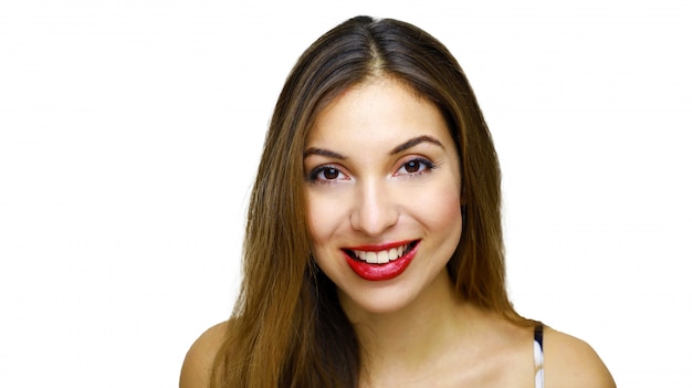 Perto de uma linda mulher sorridente com dentes brancos, olhando para a câmera