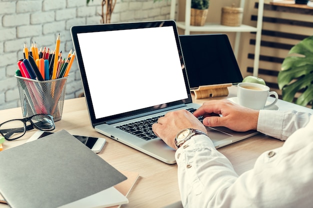 Perto de uma mesa de trabalho de um empresário com laptop