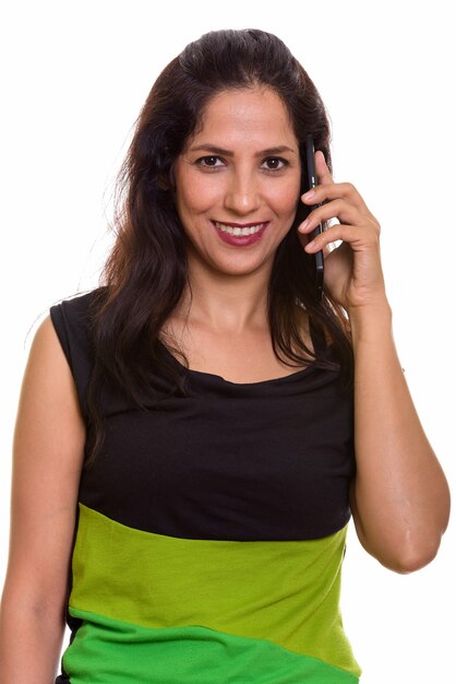 Perto de uma mulher persa feliz sorrindo enquanto fala ao telefone