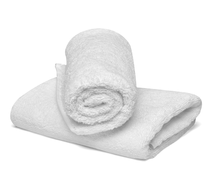 Foto perto de uma pilha de toalhas brancas banheiro em fundo branco
